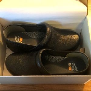 BRAND NEW DANSKO CLOGS Pro XP 2.0 Floral Tooled